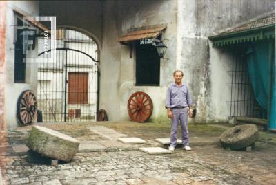 Juan R. Ayala (de maestranza) en patio Sector Tradicional