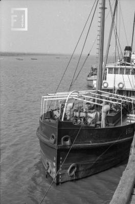 Barco atracado en muelle Cabotaje