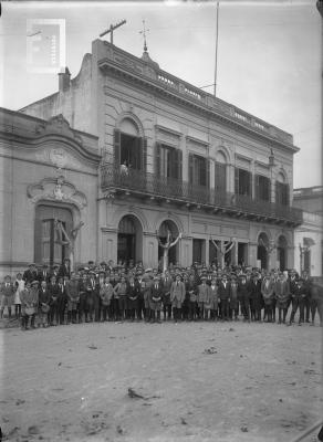 Grupo frente al Colegio Nacional