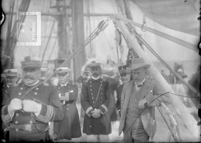 Gral Roca y militares a bordo de la fragata Sarmiento, durante maniobras navales frente a Mar del Plata