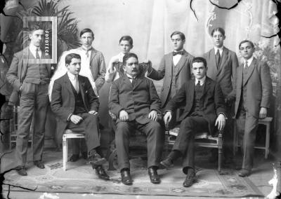 Grupo de alumnos del Colegio Nacional con su rector, Martín Giménez