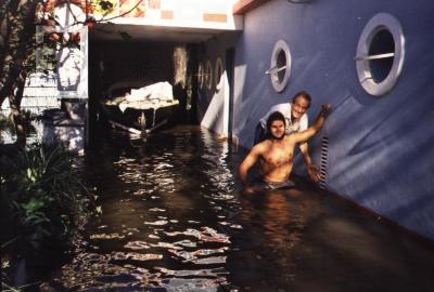 Oscar Felipe Cafiero e hijo junto a su casa barco durante creciente del río