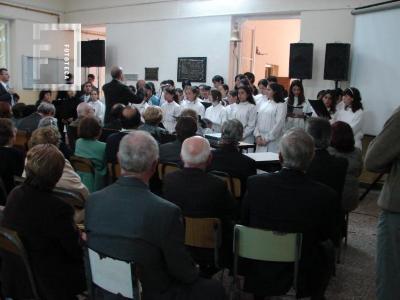 Coro del Colegio Nacional cantando en acto del Centenario de esa casa de estudios