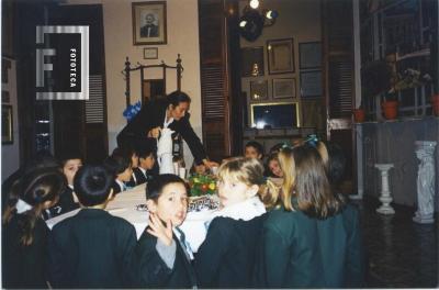 Visita de la Escuela de la Paz. La seño Bibi sirve el chocolate, Valentina se asoma