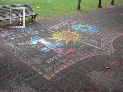 Graffiti pintado por alumnos en la vereda de Plaza Mitre, en celebración del Centenario del Colegio Nacional