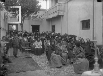 Acto en Asilo de Ancianos del Carmen, calle 9 de Julio 138. El hogar funcionó allí desde el 16 de julio de 1901 hasta el 16 de junio de 1911
