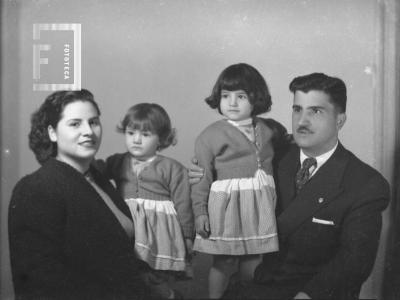 Astul Urquiaga y Sra. con dos hijas