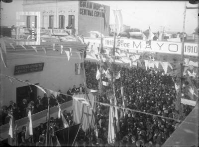 Inauguración de la calle Francia, durante los festejos del 25 de mayo de 1910 (al final del palco, el Intendente Morteo y René Hardy)