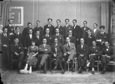 Grupo bachilleres 1917 y profesores Colegio Nacional. 3ro. de la izquierda sentado junto a la dama: Carlos L. Bustos, a su lado, Américo Varela y Alberto Méndez