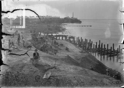 Construcción del Puerto Nuevo, año 1904. Al fondo, el frigorífico //La Elisa// de Terrasson