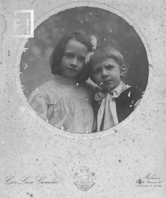 Niña y niño en primer plano