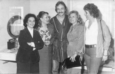Actor Luis Brandoni y damas en camarín Teatro