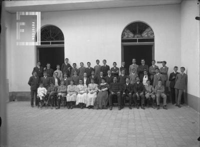 Grupo profesores y alumnos Colegio Nacional con Rector Giménez