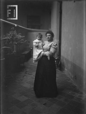 Clara Perotti de Bustos con niña en brazos