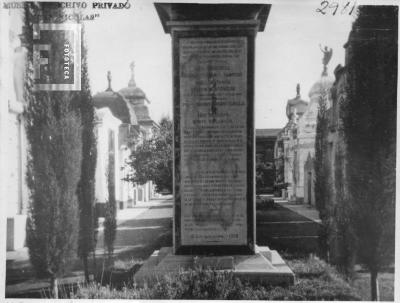 Estela funeraria en homenaje a los oficiales del General Paz, fusilados por Rosas el 28 de octubre de 1831