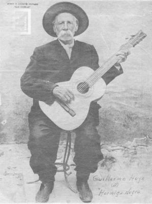 Guillermo Hoyo, alias Hormiga Negra, con guitarra
