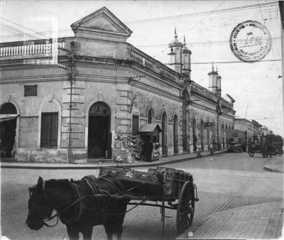 Mercado Sud, Garibaldi y Almafuerte, esquina este