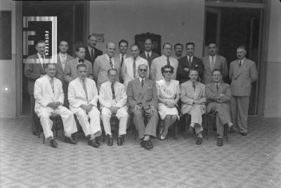 Grupo en patio del Colegio Nacional (quizás ex alumnos promoción 1922)