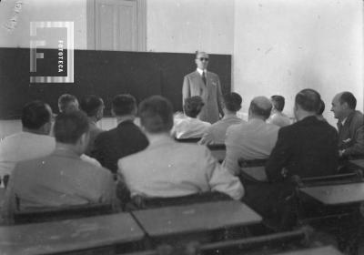 Grupo en aula Colegio Nacional, Alberto Varela al frente