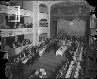 Interior del Teatro Municipal. Vista hacia escenario. Piso levantado. Banquete conmemoración centenario Primer Batalla Naval 2/3/1811(publicada en Caras y Caretas del 11/3/1911)