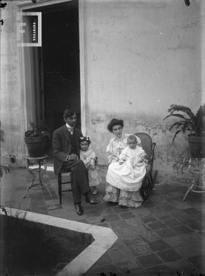 Federico y Clara Bustos con sus dos primeros hijos