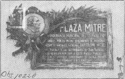 Placa en homenaje a Mitre, cuando se le dio ese nombre a la Plaza