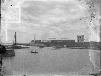 Zona del Puerto Nuevo antes de la construcción del muelle (a la derecha el actual edificio de Prefectura)