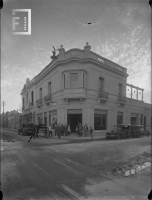 Esquina de Nación y San Martín (entonces venta de automóviles, hoy tienda  "Tienda Gato Negro"