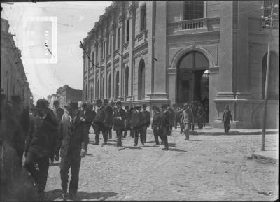 Comitiva saliendo del edificio de la Comuna. Año 1907