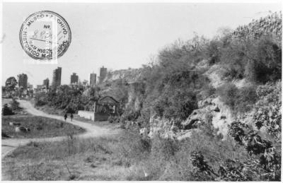 Barrancas, desde Luis Viale hacia el Centro. En el centro, ruinas de la Casa de Bombas de la ex-Cía. de Aguas Corrientes (1887-1931)