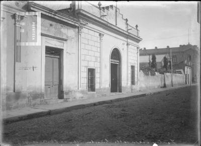 Teatro viejo calle Lincoln (hoy Urquiza) entre Nación y Mitre, luego usina eléctrica de Evaristo Bustos (al fondo banco Provincia)
