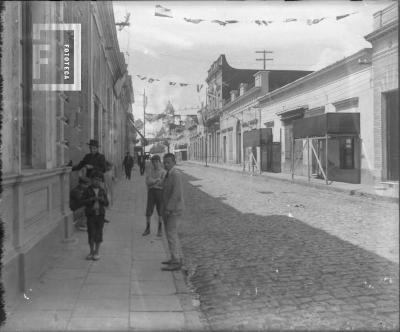 Calle Mitre entre Francia y Sarmiento. Carnavales de febrero de 1907
