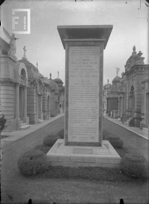 Estela funeraria en cementerio, en recordatorio a los fusilados por orden de Juan Manuel de Rosas