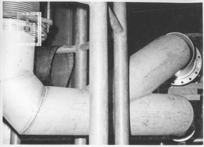 Somisa. Cañerías para agua de refrigeración en la planta baja del edificio de Planta de Oxígeno