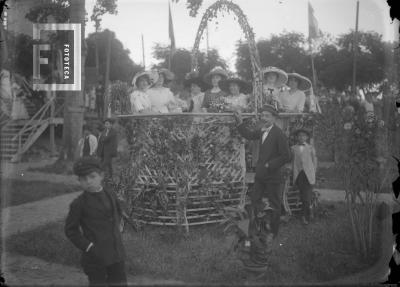 La Canasta, puesto de venta en la kermesse de 1912, atendida por las señoras de Tojeiro y Gómez y señoritas de Pinto, Fried, Roucour, Gómez y Tojeiro.