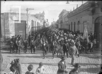 Desfile en esquina de Mitre y Sarmiento, 20 de junio de 1919