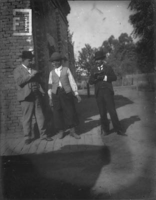 Don Guillermo Hoyo (Hormiga Negra) de pie junto a dos periodistas