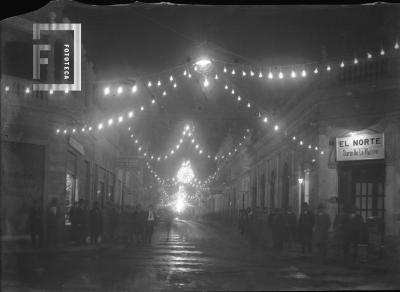 Esquina de Mitre y Sarmiento (de noche, engalanada con guirnaldas de luces)