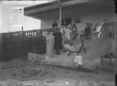 Flia. Bustos a la entrada de Villa Paulina, en Alta Gracia (Evaristo con sus nietos, César C. en primer plano)