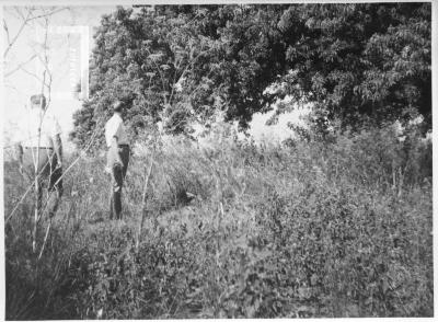 G. S. Chervo con el Dr. Goenaga, frente al ombú donde estuvo la casa de Hormiga Negra