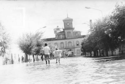 La Emilia. Inundación. Gente en Avenida Central