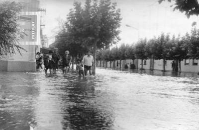 La Emilia. Inundación. Gente por la calle