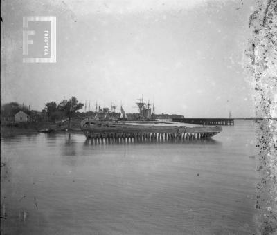 Muelle de Cabotaje y esqueleto de barco vistos desde el río