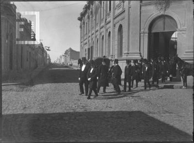 El intendente D. Serafín Morteo y otros funcionarios municipales saliendo del edificio de la Comuna. Año 1907