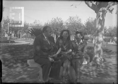 Leónidas Barletta con Dorita y Lily Cara en banco plaza Mitre