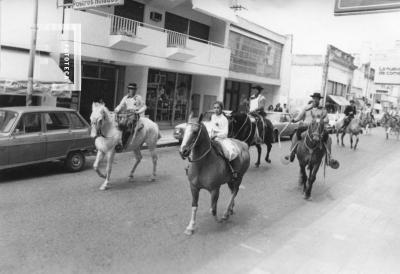 Fiesta Patria. Criollos desfilando en calle Mitre