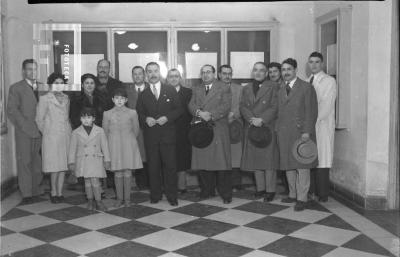Grupo en exposición del Periodismo organizada por G. Santiago Chervo en la galería de la fotografía Bustos, Nación 124, año 1948
