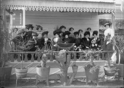 Grupo de mujeres en palco