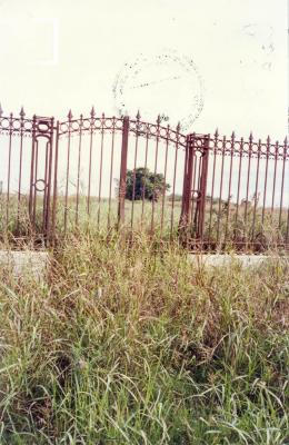 Detalle de la verja en la entrada al predio donde se encuentra el ombú a cuyo pie fue fusilado Don Domingo Cullen, por orden de Rosas