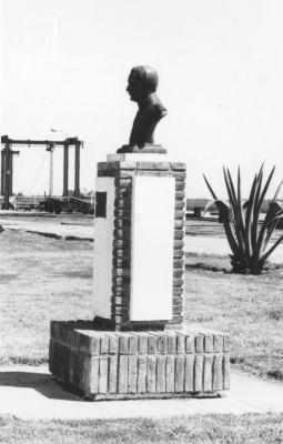 Busto del Coronel Juan Lucio Somoza, Plazoleta Somoza, Av. Costanera y Lavalle